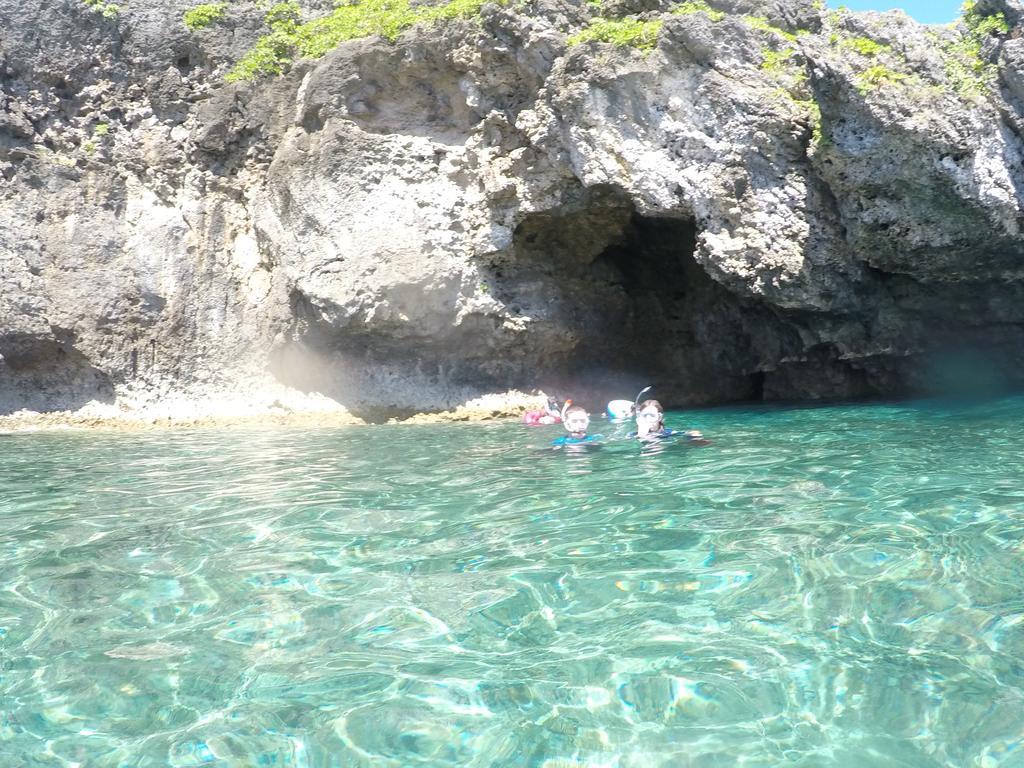 Tropical Surf House Okinawa Hotell Onna Eksteriør bilde
