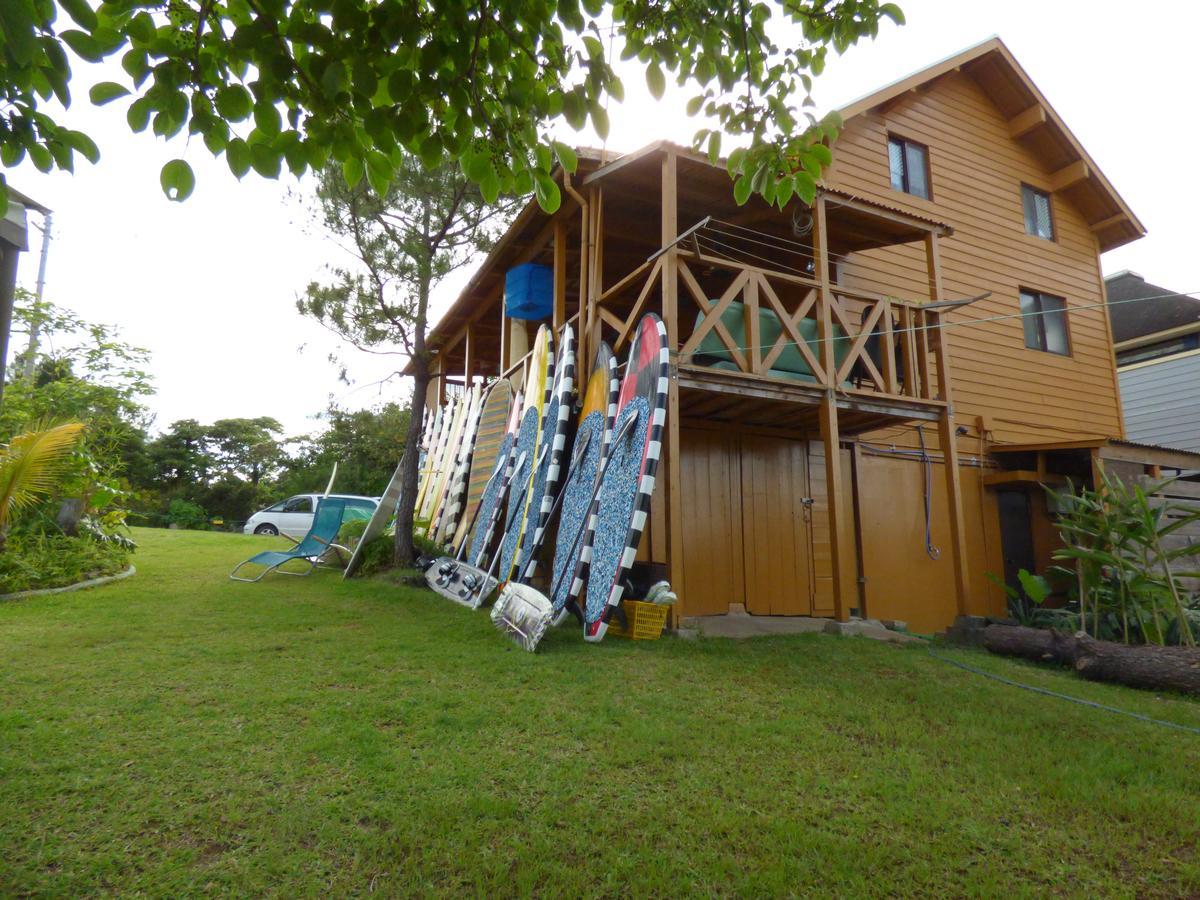 Tropical Surf House Okinawa Hotell Onna Eksteriør bilde
